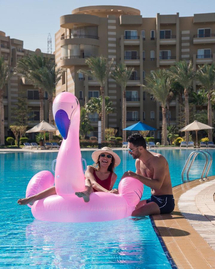 Grand Ocean El Sokhna Hotel Ain Sukhna Exterior photo A couple on a pink flamingo float