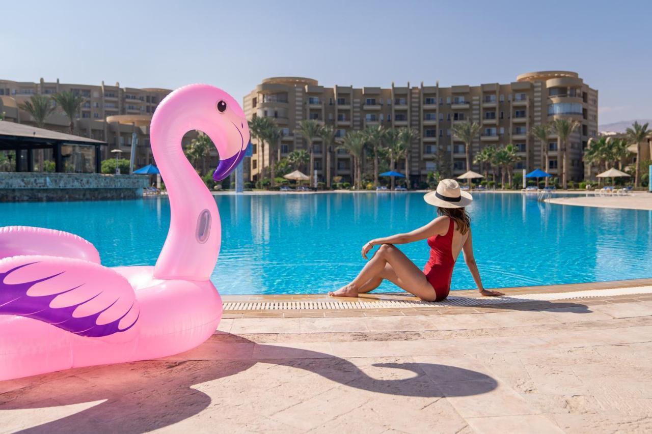Grand Ocean El Sokhna Hotel Ain Sukhna Exterior photo A woman sunbathing at a pool